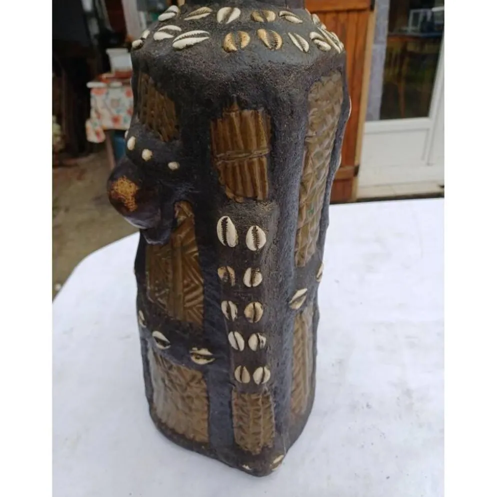 Statue africaine femme bois, laiton, perles, coquillages