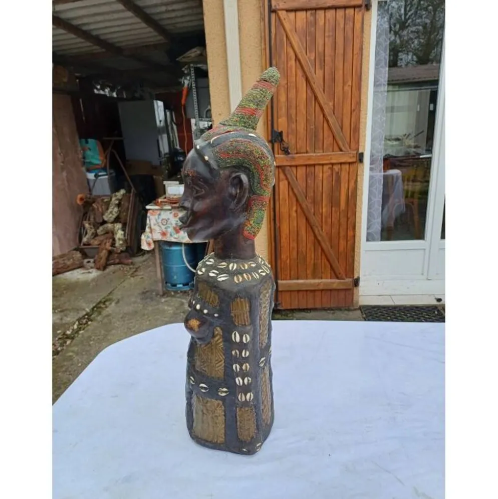 Statue africaine femme bois, laiton, perles, coquillages