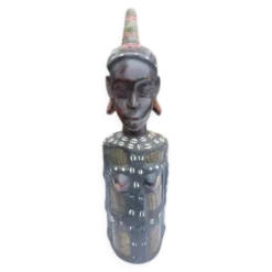 Statue africaine femme bois, laiton, perles, coquillages