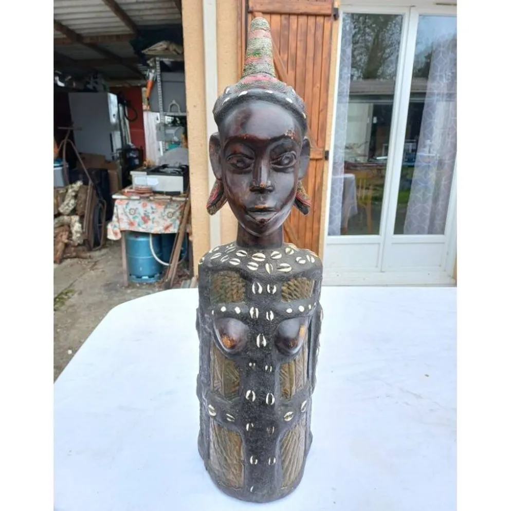Statue africaine femme bois, laiton, perles, coquillages