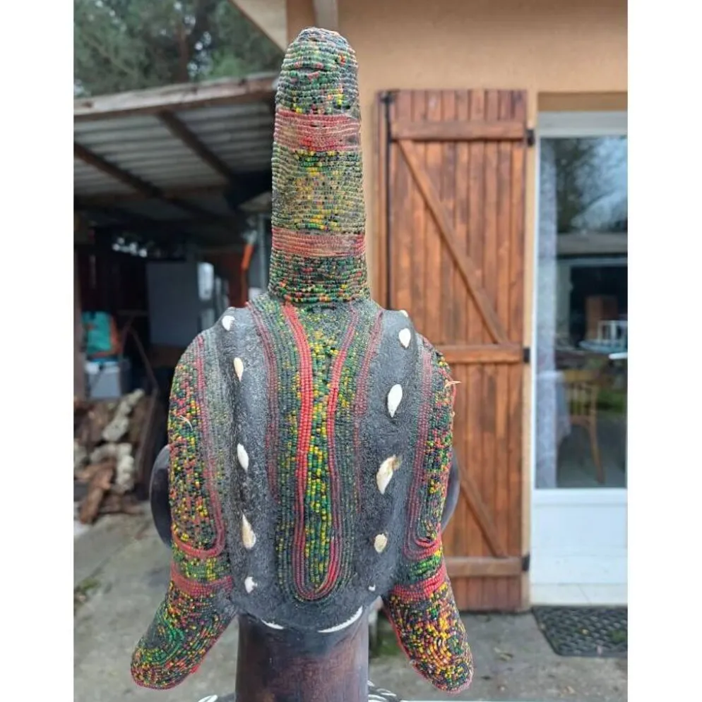 Statue africaine femme bois, laiton, perles, coquillages