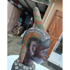 Statue africaine femme bois, laiton, perles, coquillages