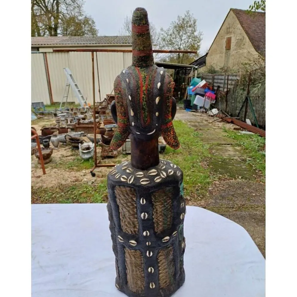 Statue africaine femme bois, laiton, perles, coquillages