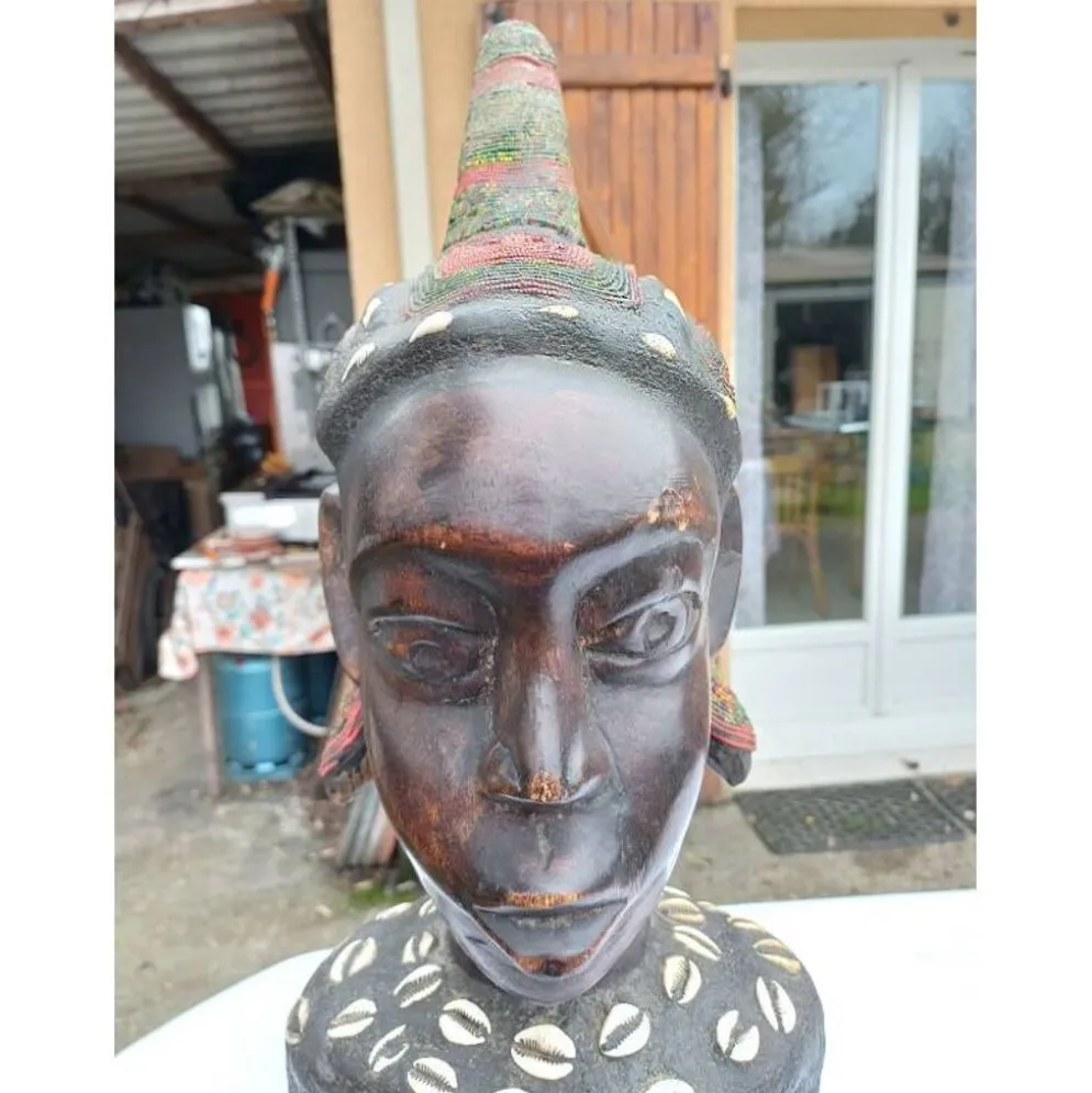 Statue africaine femme bois, laiton, perles, coquillages