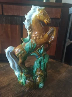 Statue de cheval cabré