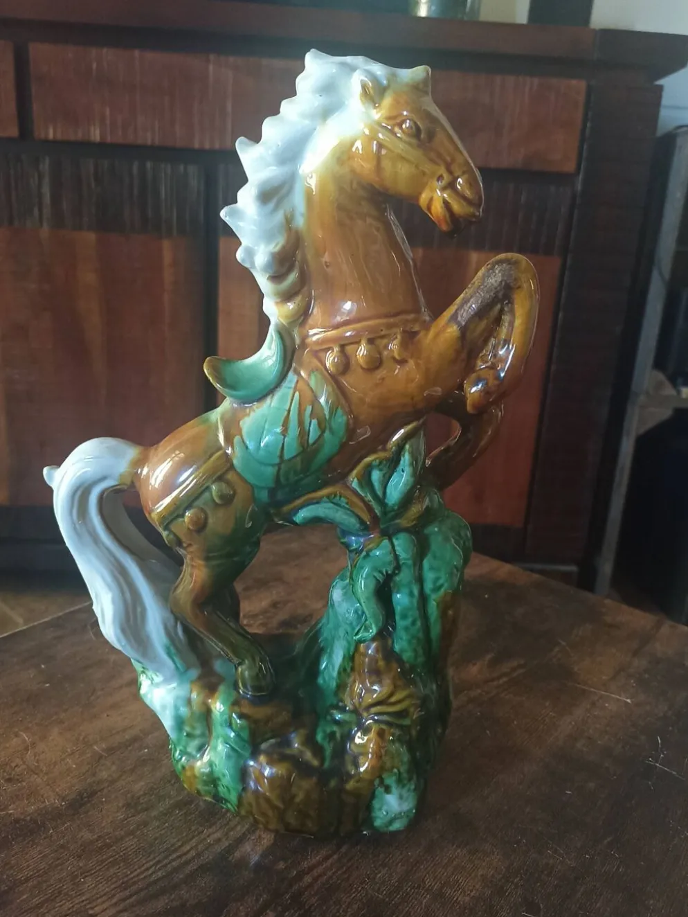Statue de cheval cabré