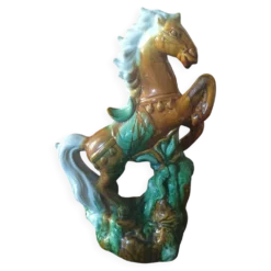 Statue de cheval cabré