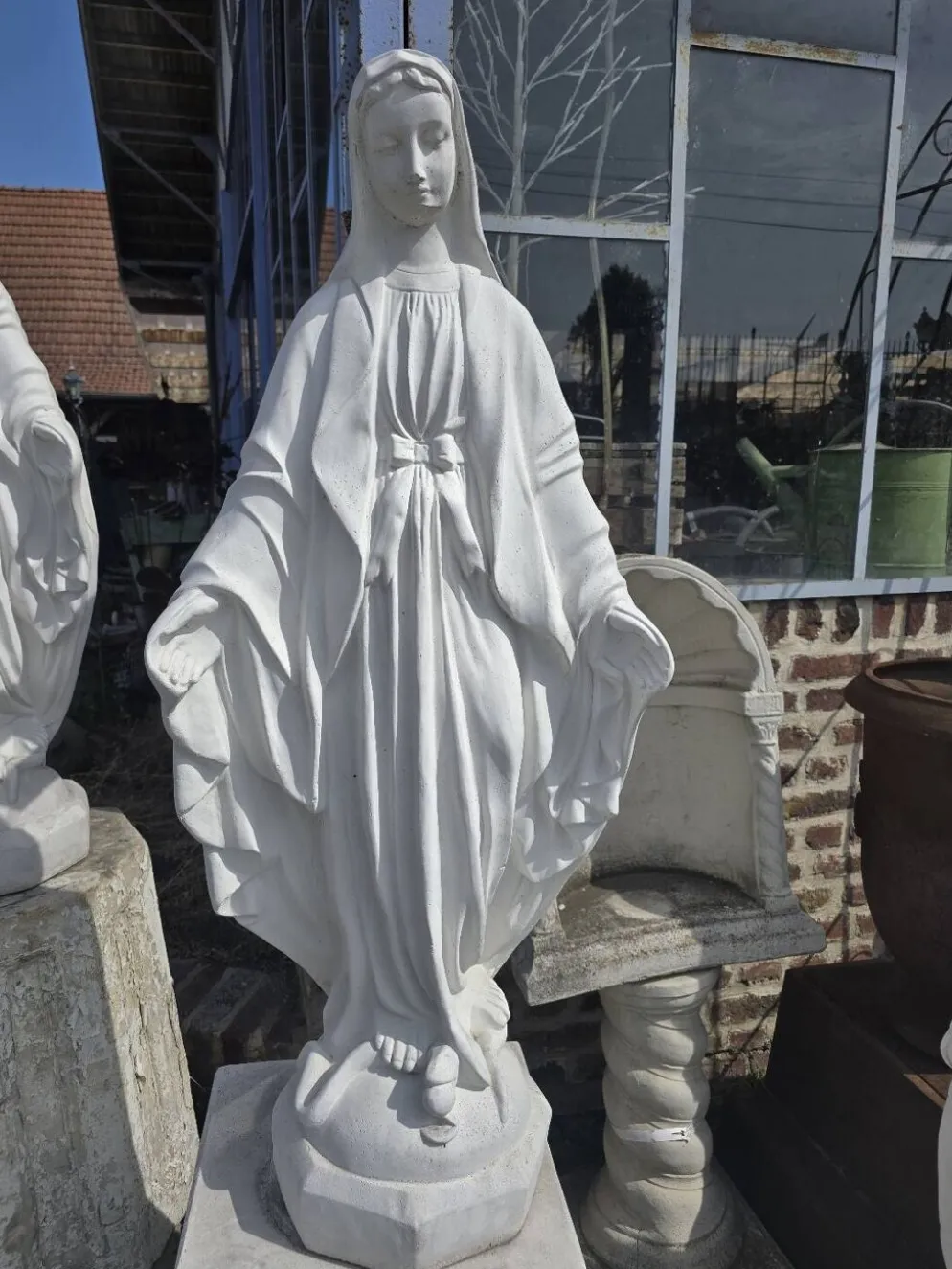 Statue de la Sainte Vierge en pierre