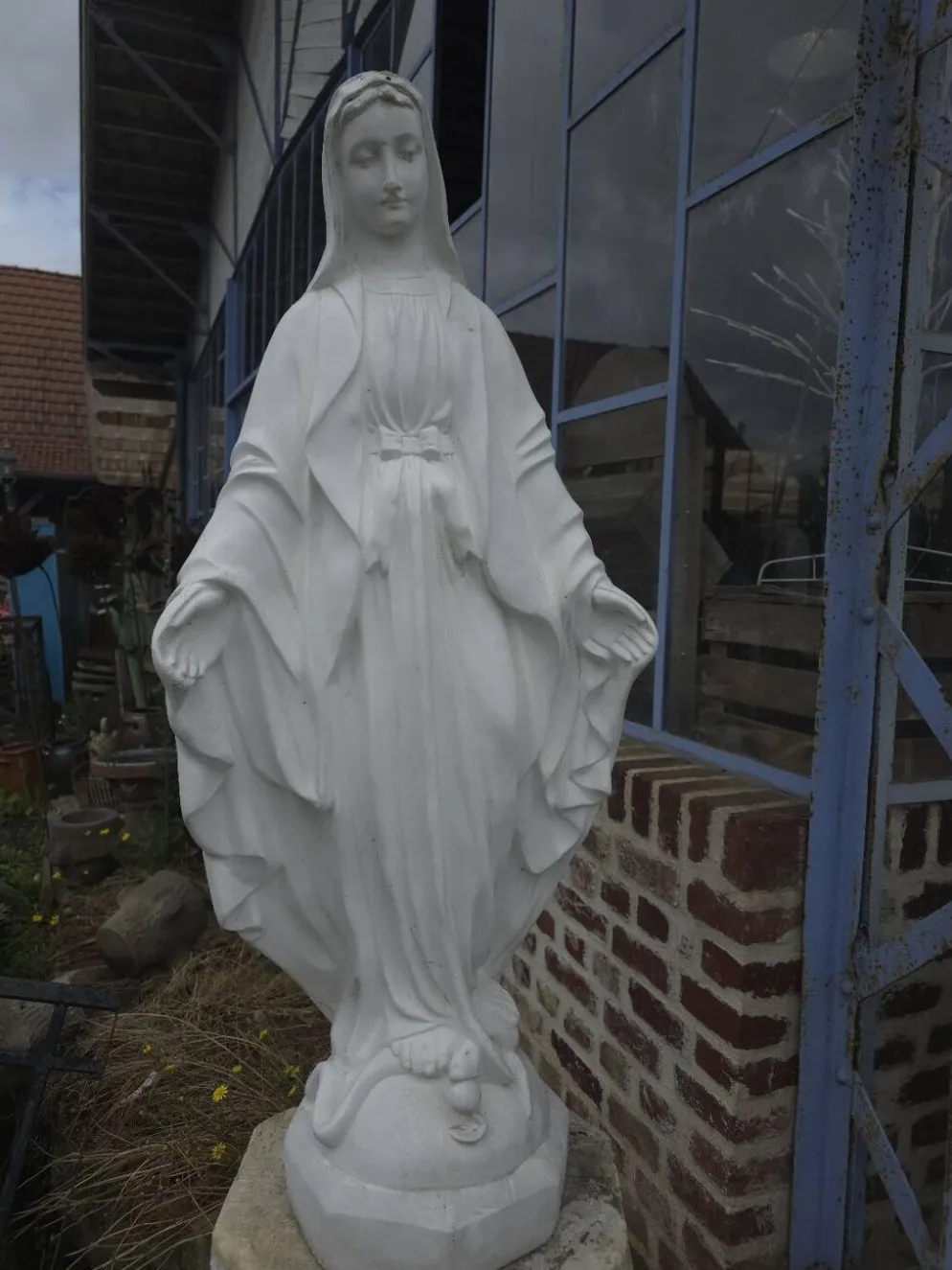 Statue de la Sainte Vierge en pierre