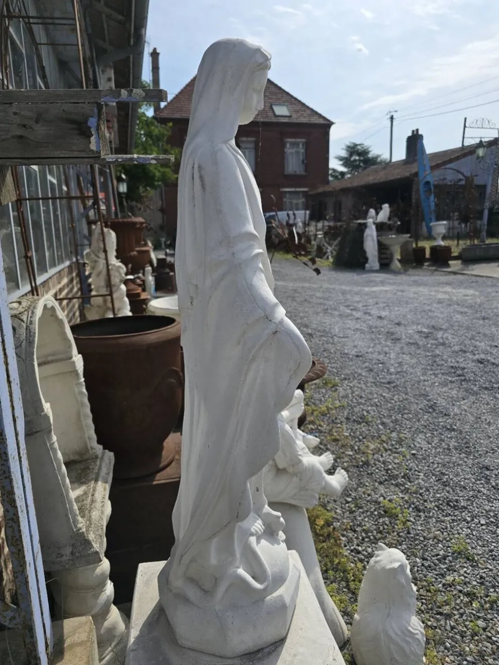 Statue de la Sainte Vierge en pierre