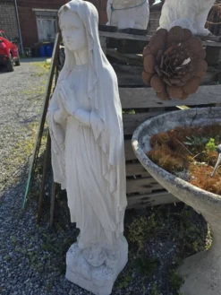 Statue en pierre de la Sainte vierge