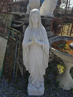 Statue en pierre de la Sainte vierge