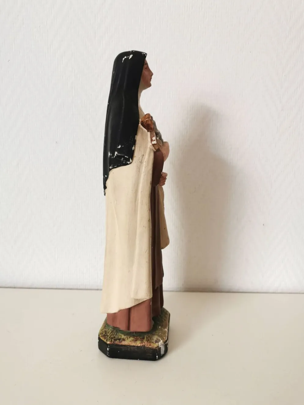 statue religieuse de sainte thérèse de lisieux en plâtre peint