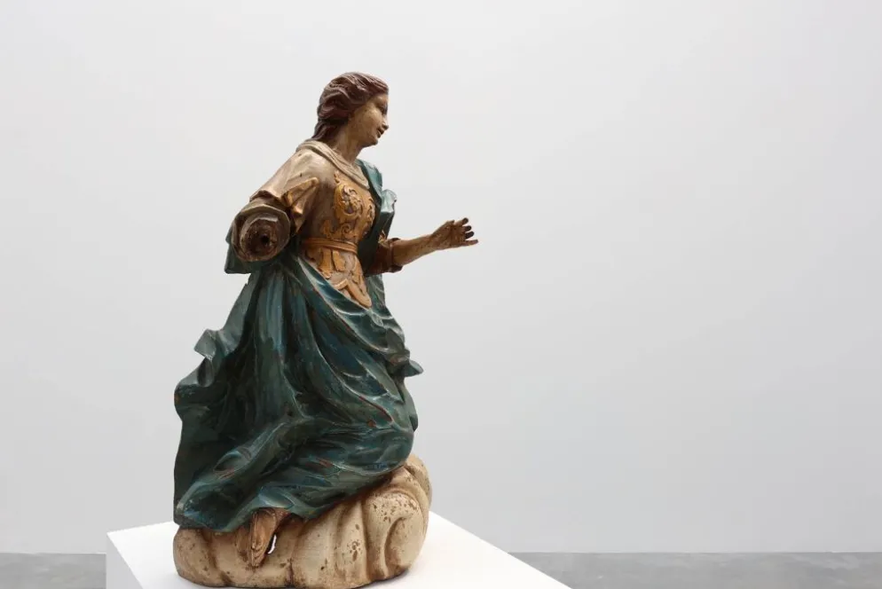 Statue religieuse française du XVIIIe siècle de la Vierge Marie sur un nuage