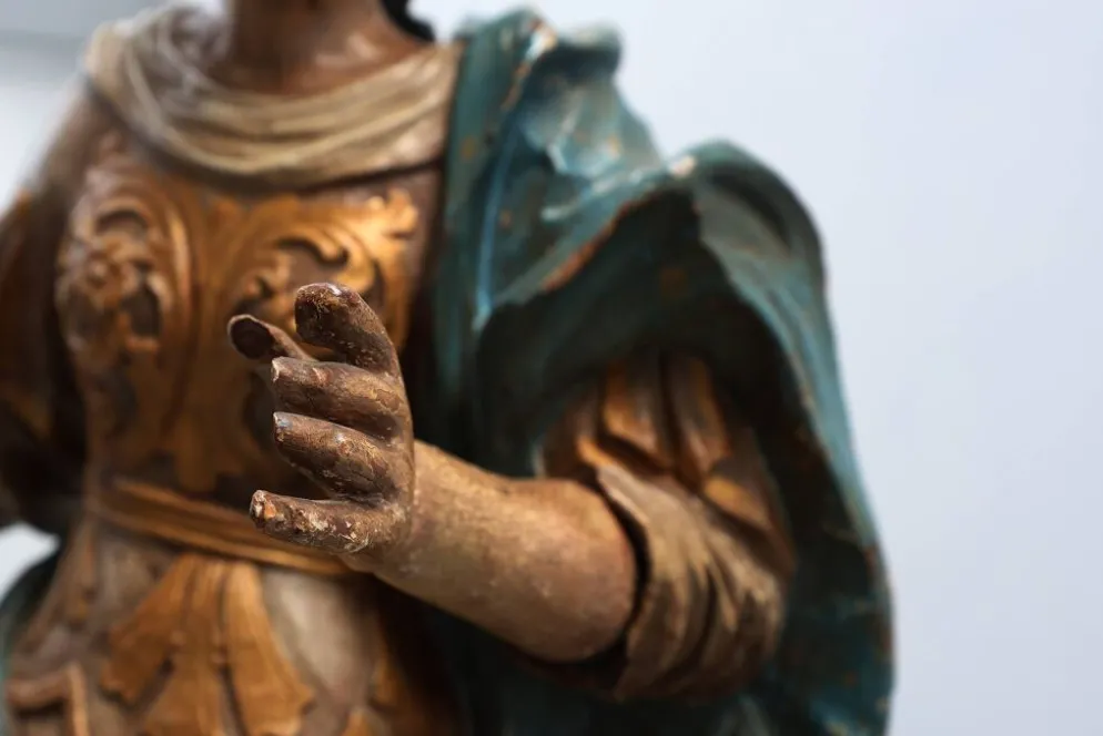 Statue religieuse française du XVIIIe siècle de la Vierge Marie sur un nuage