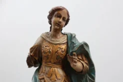 Statue religieuse française du XVIIIe siècle de la Vierge Marie sur un nuage