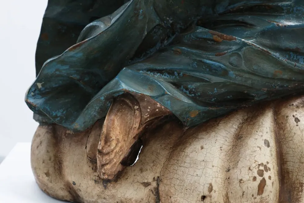 Statue religieuse française du XVIIIe siècle de la Vierge Marie sur un nuage