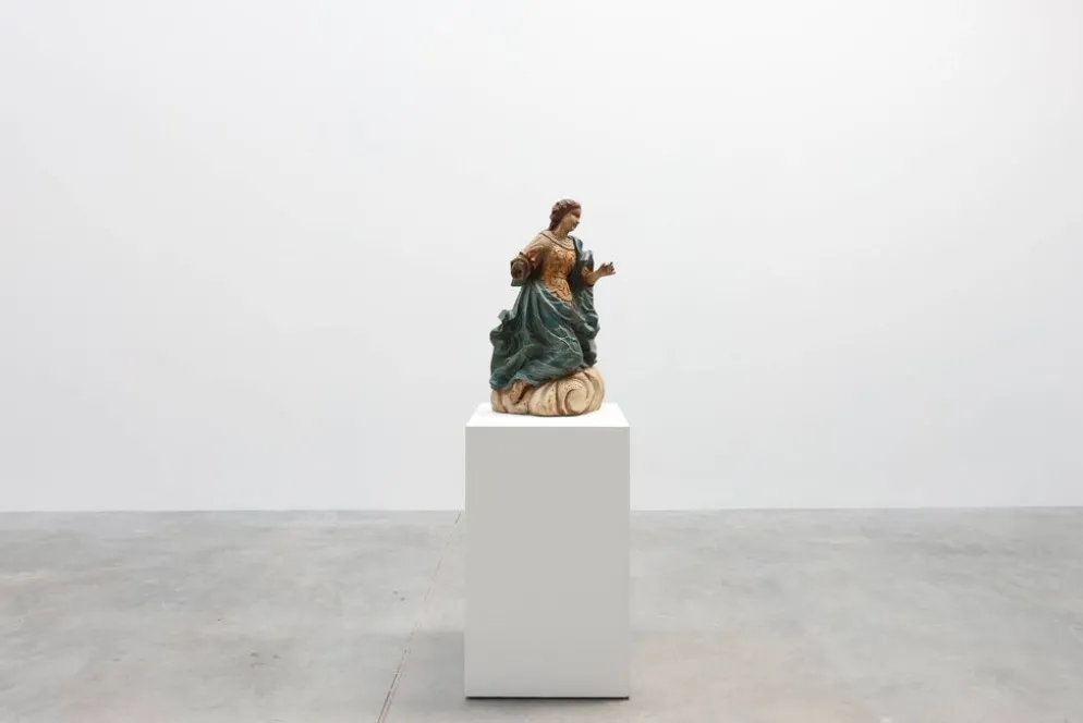 Statue religieuse française du XVIIIe siècle de la Vierge Marie sur un nuage