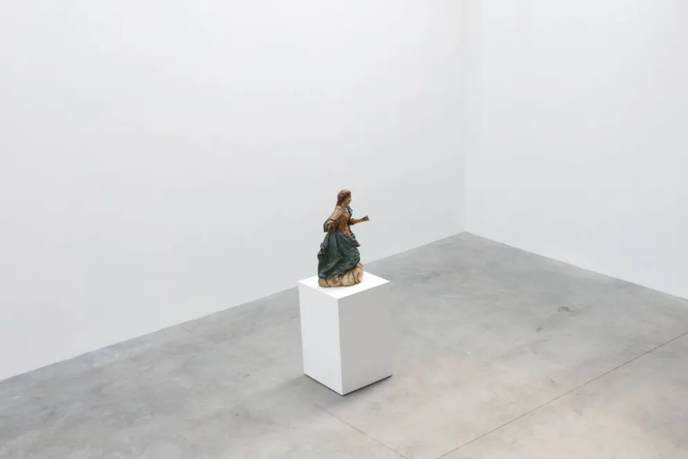 Statue religieuse française du XVIIIe siècle de la Vierge Marie sur un nuage