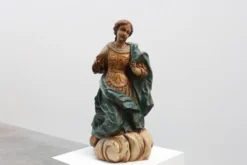 Statue religieuse française du XVIIIe siècle de la Vierge Marie sur un nuage