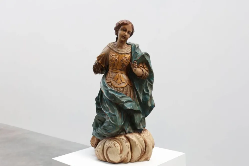 Statue religieuse française du XVIIIe siècle de la Vierge Marie sur un nuage