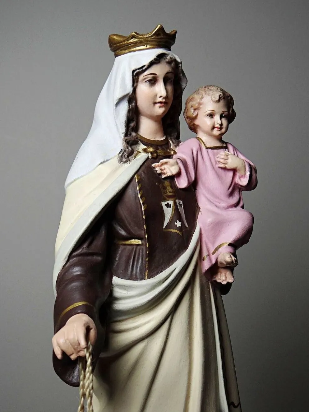 Statuette stuc ND du Mont Carmel, ateliers Olot, yeux en verre, 1920-1930