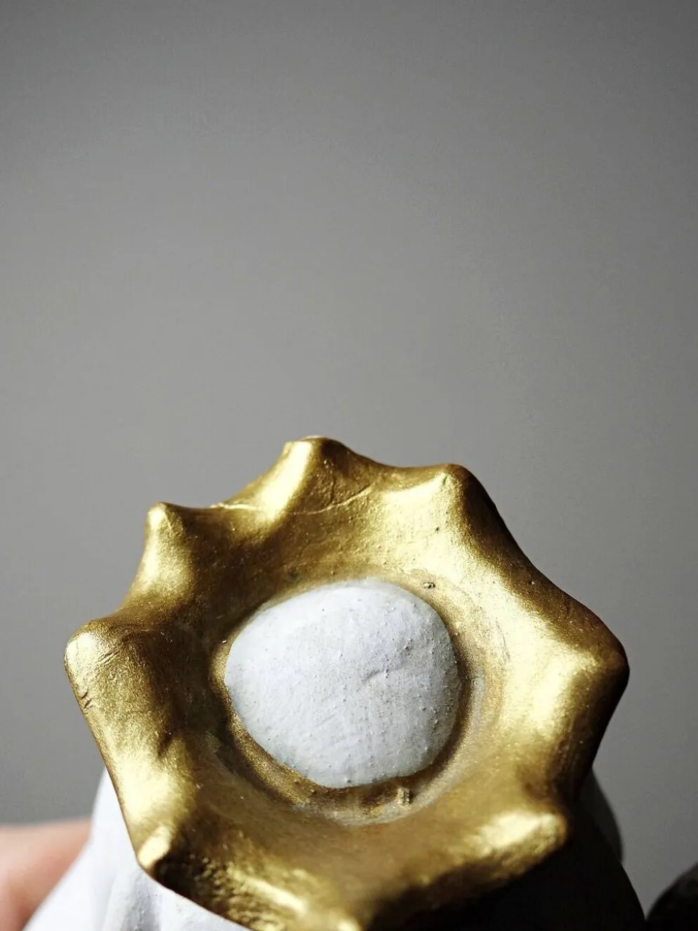 Statuette stuc ND du Mont Carmel, ateliers Olot, yeux en verre, 1920-1930