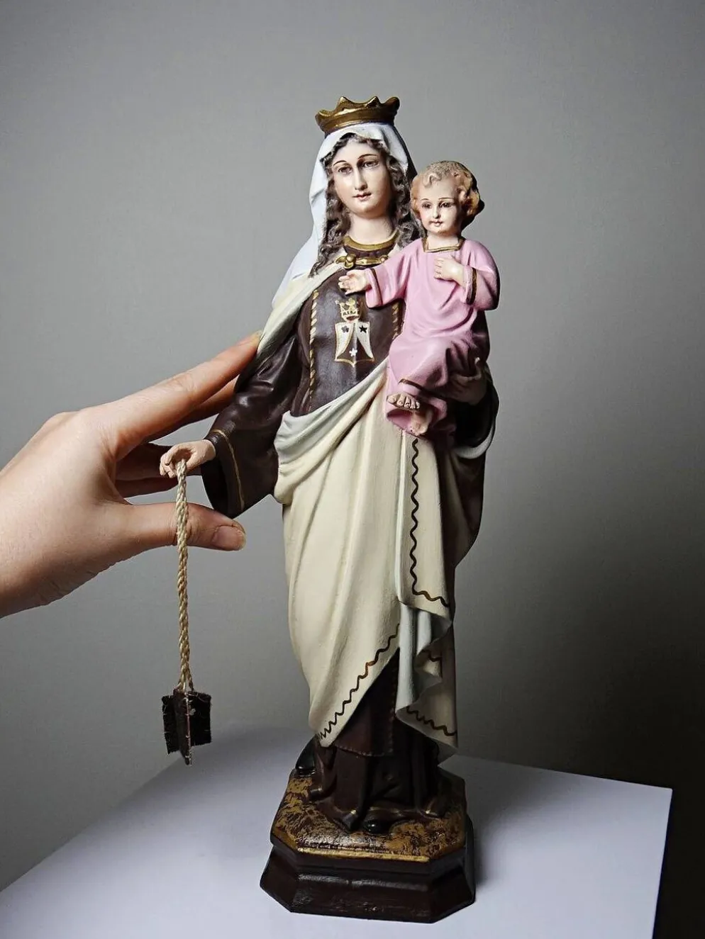 Statuette stuc ND du Mont Carmel, ateliers Olot, yeux en verre, 1920-1930