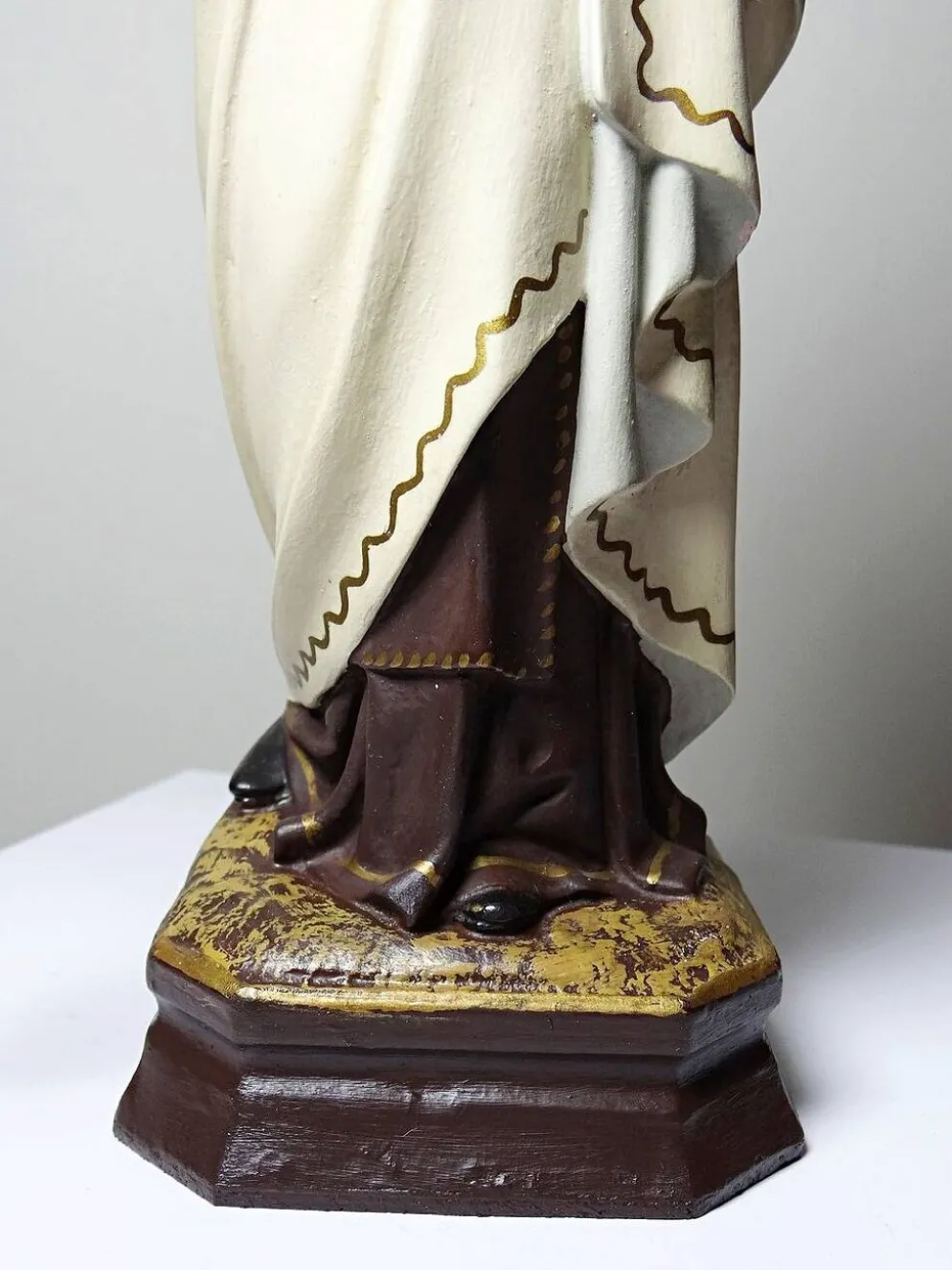 Statuette stuc ND du Mont Carmel, ateliers Olot, yeux en verre, 1920-1930