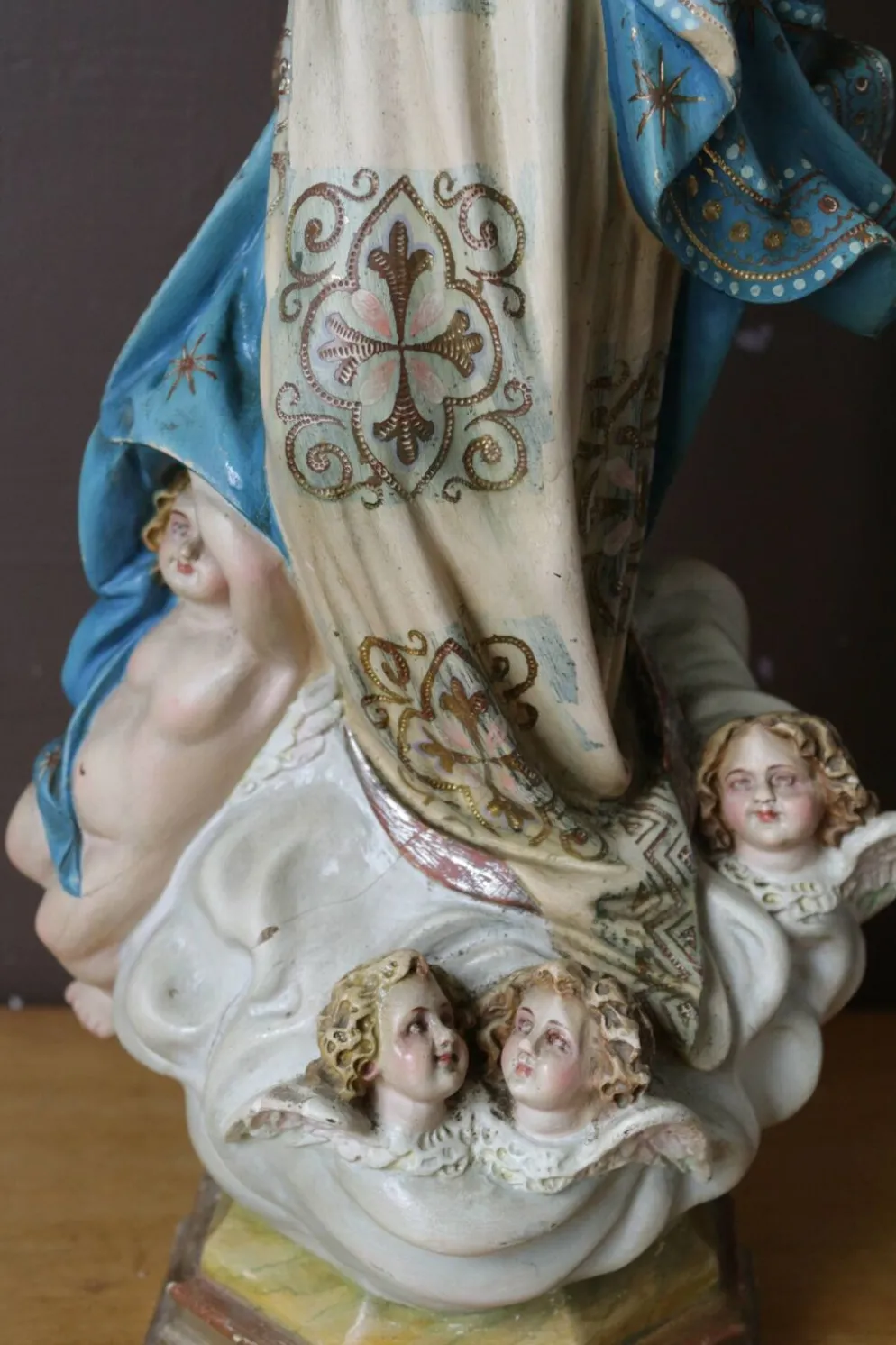 Statuette Vierge de Olot en plâtre et verre, début XXème