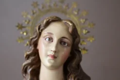 Statuette Vierge de Olot en plâtre et verre, début XXème
