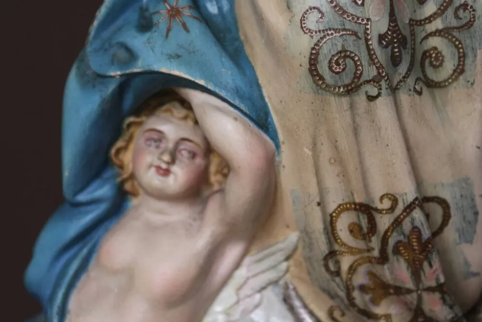 Statuette Vierge de Olot en plâtre et verre, début XXème