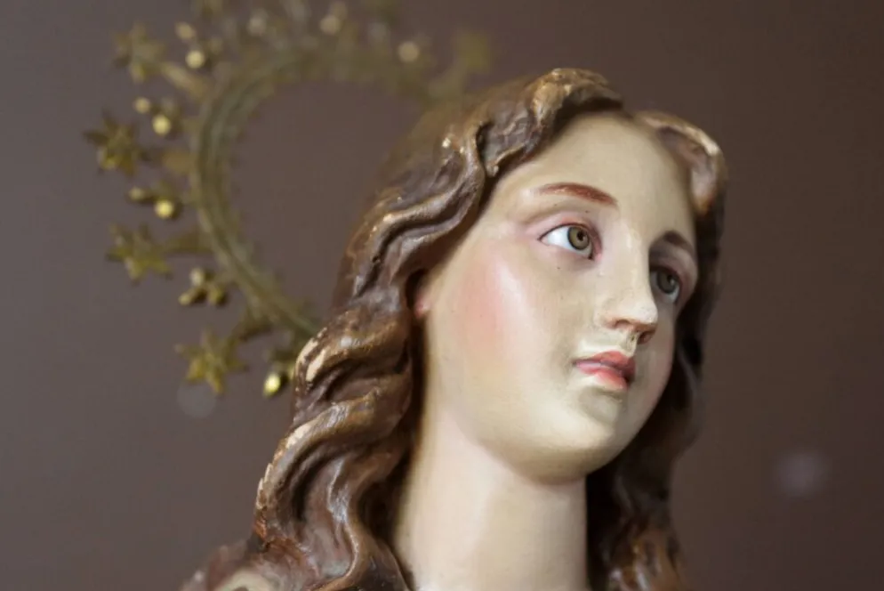 Statuette Vierge de Olot en plâtre et verre, début XXème
