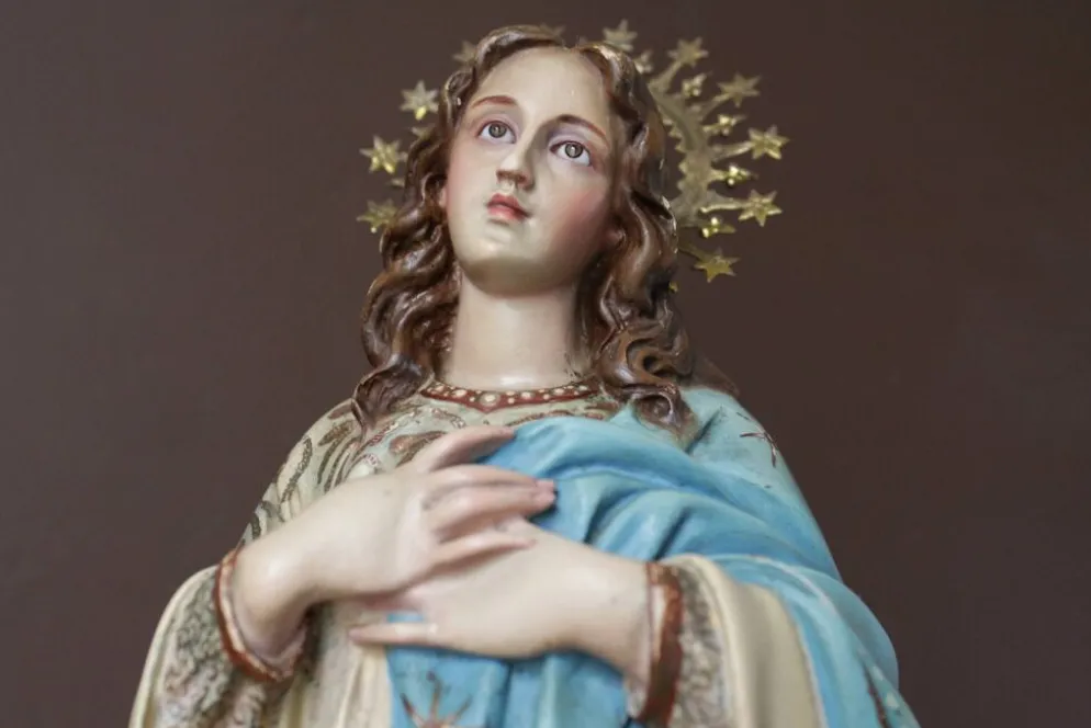 Statuette Vierge de Olot en plâtre et verre, début XXème