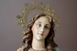 Statuette Vierge de Olot en plâtre et verre, début XXème
