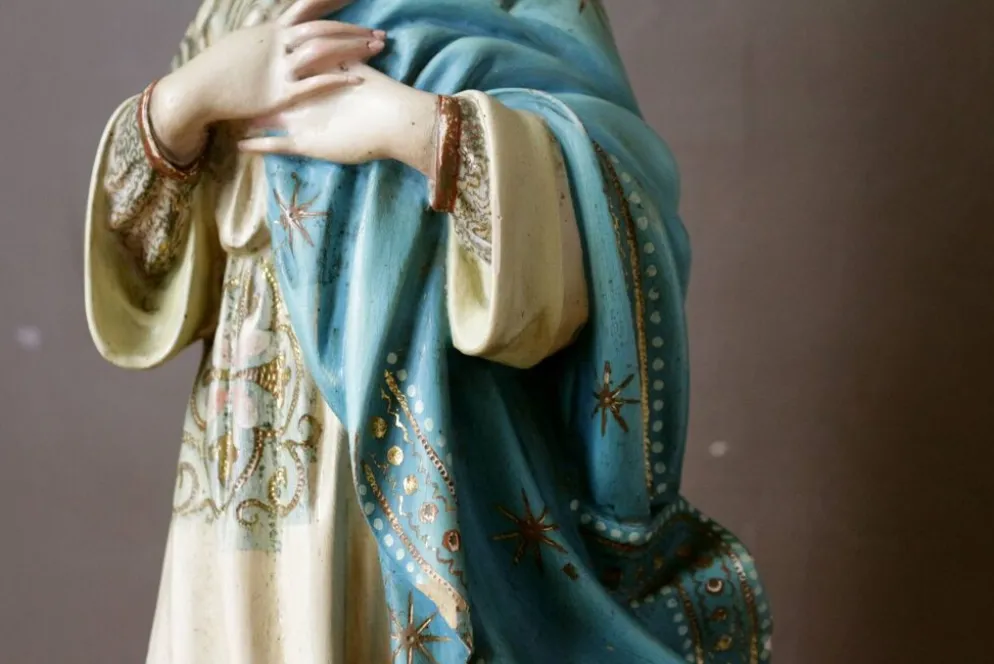 Statuette Vierge de Olot en plâtre et verre, début XXème