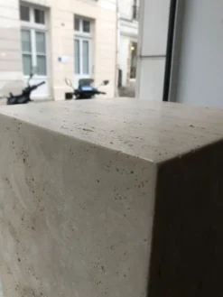 Stèle en travertin