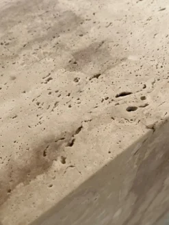 Stèle en travertin