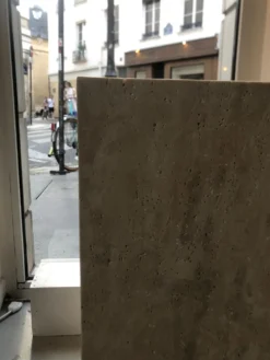 Stèle en travertin