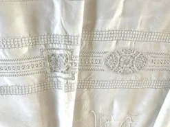 Sublime drap en lin dentelles broderies et monogramme
