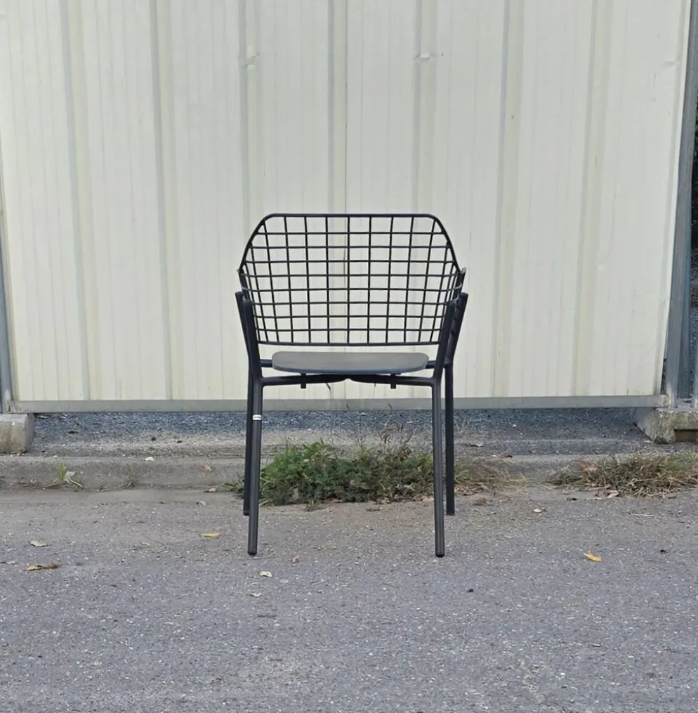 Suite de 8 chaises lyze, emu