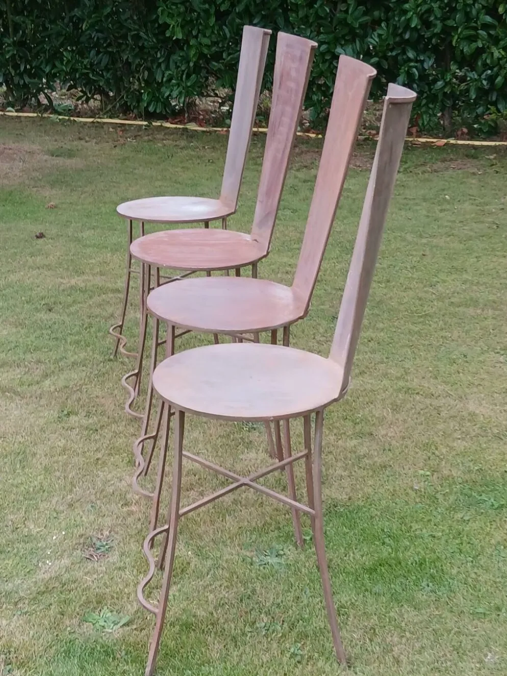 Suite de 4 Chaises Sculpturales "Haut Dossier" - Métal Brut Patiné - D
