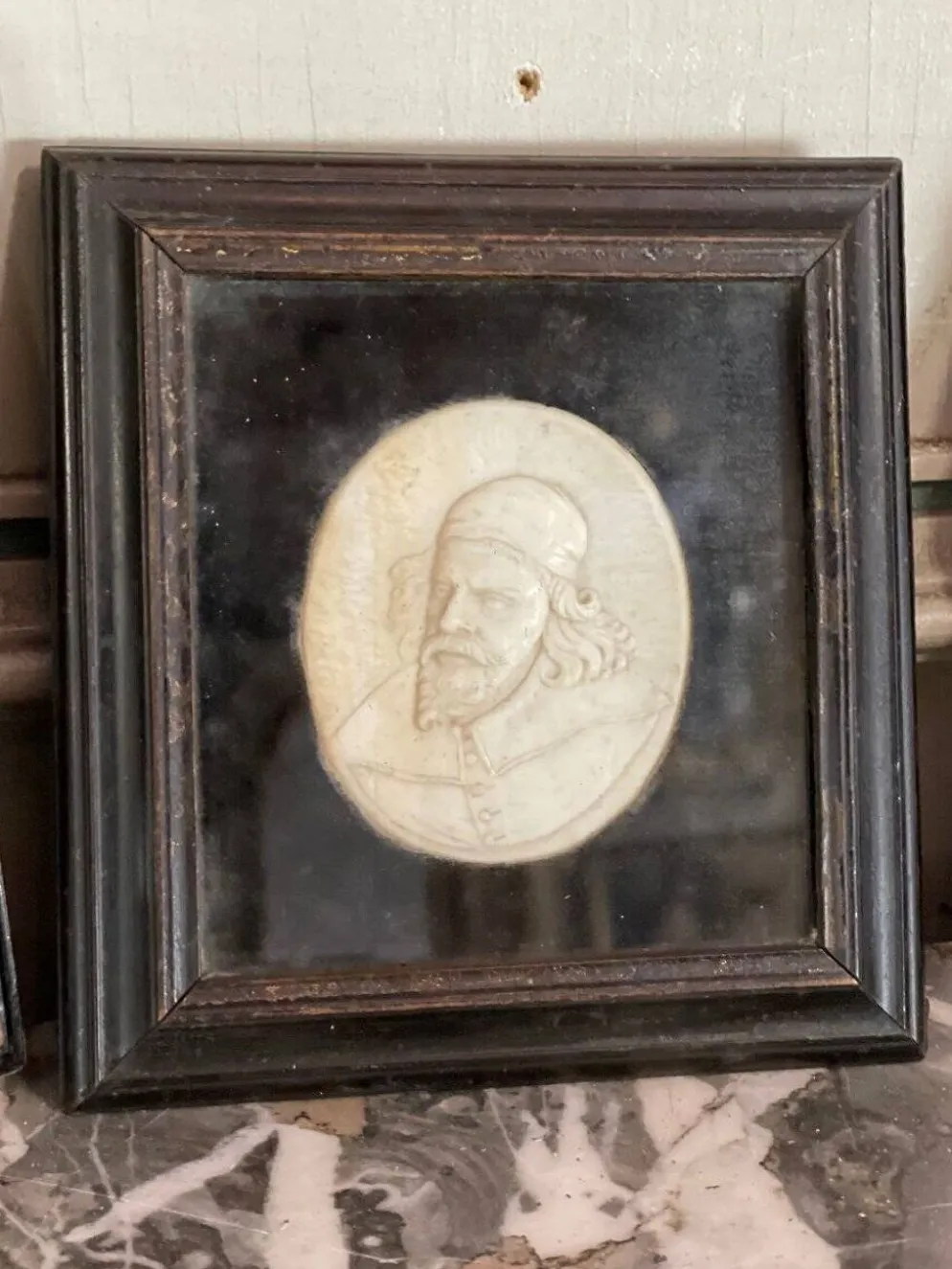 Suite de portrait sculpté en ivoire, Angleterre vers 1880, vendu en ordre de CITES