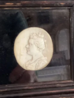 Suite de portrait sculpté en ivoire, Angleterre vers 1880, vendu en ordre de CITES