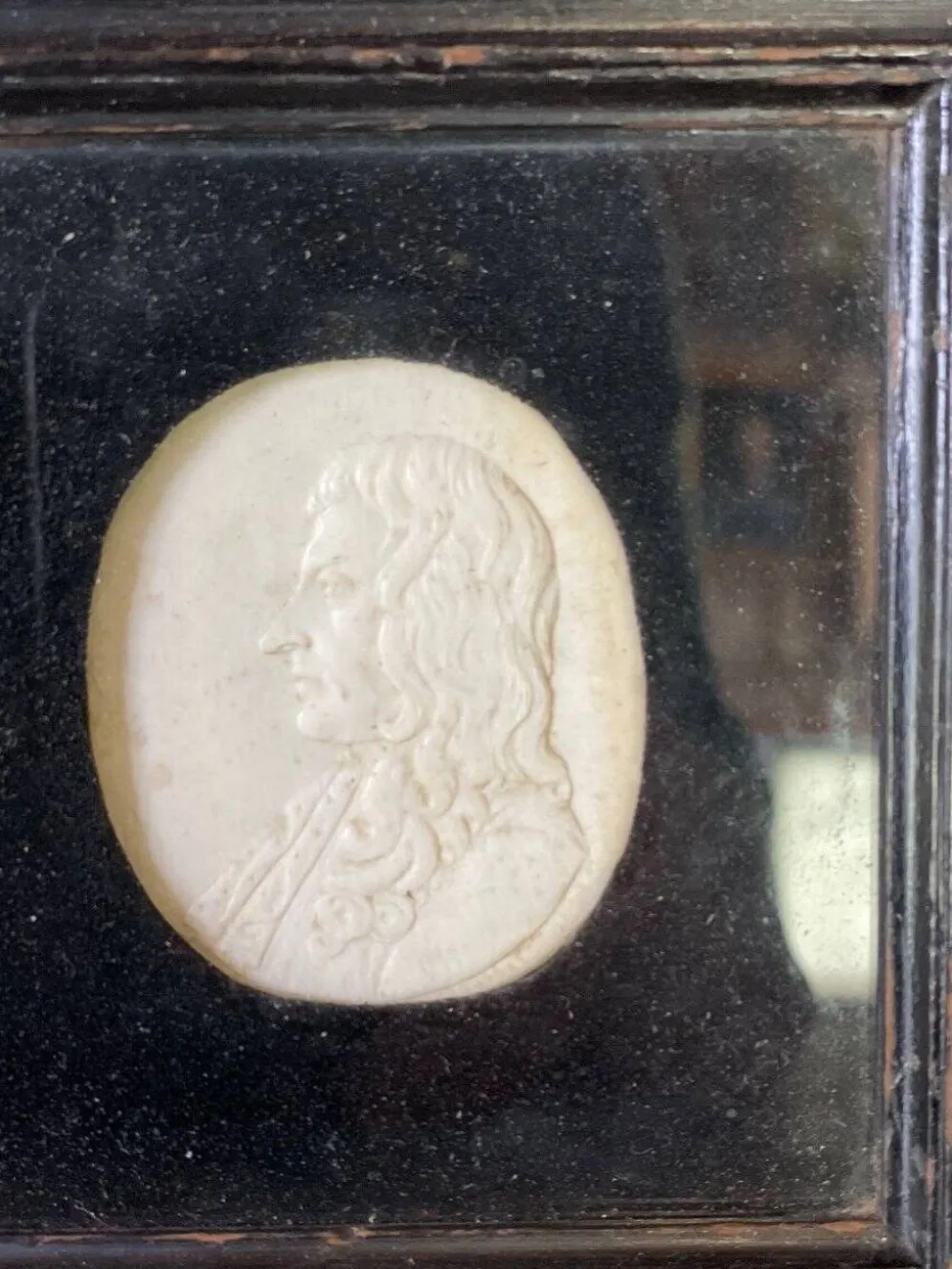Suite de portrait sculpté en ivoire, Angleterre vers 1880, vendu en ordre de CITES