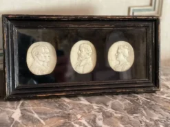 Suite de portrait sculpté en ivoire, Angleterre vers 1880, vendu en ordre de CITES