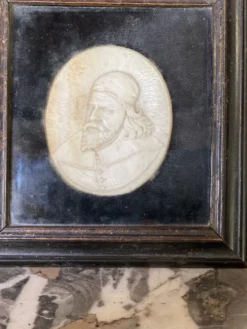 Suite de portrait sculpté en ivoire, Angleterre vers 1880, vendu en ordre de CITES