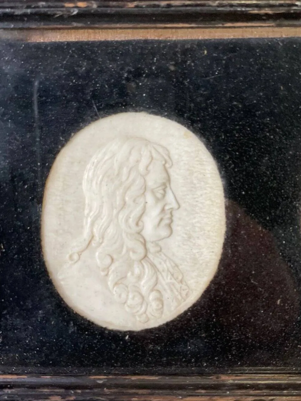 Suite de portrait sculpté en ivoire, Angleterre vers 1880, vendu en ordre de CITES