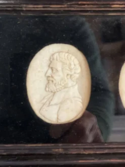 Suite de portrait sculpté en ivoire, Angleterre vers 1880, vendu en ordre de CITES
