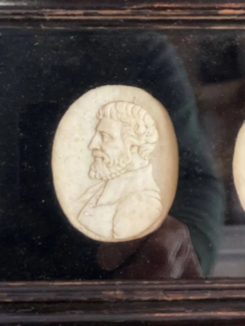 Suite de portrait sculpté en ivoire, Angleterre vers 1880, vendu en ordre de CITES